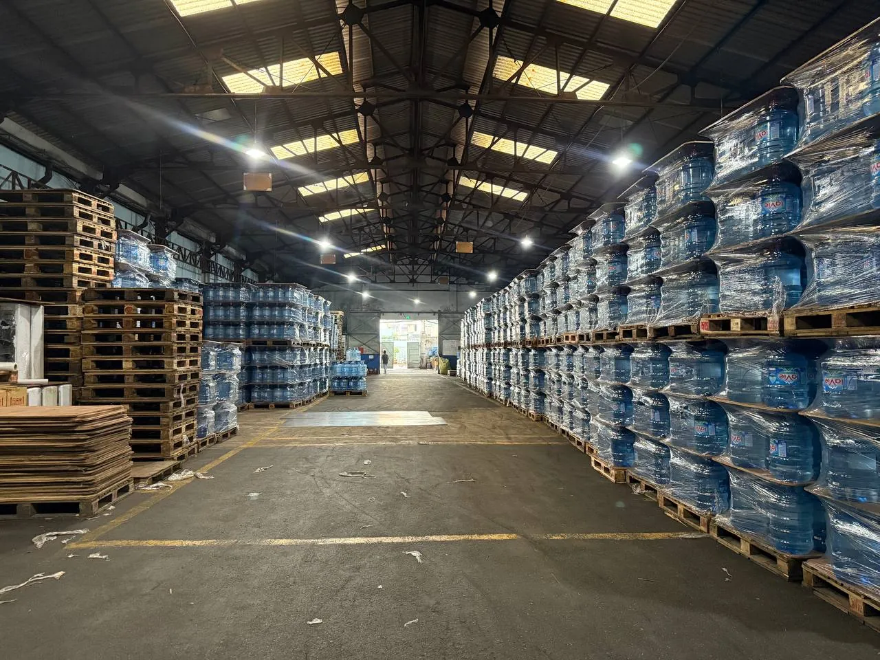 Kho hàng Long Giang với khu vực điều phối và hàng hoá xếp trên pallet